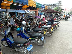 Motorbikes in Pakse by Asienreisender